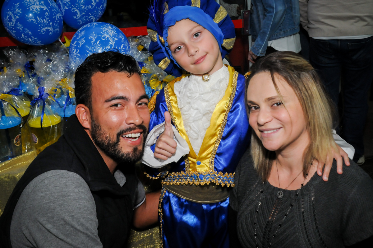 foto-dos-pais-e-príncipe-no-Estádio-morumbi,são-paulo-sp-festa-infantil-fotografia-de-ariadne-7-anos-tema-da-festa-a-bela-e-a-fera