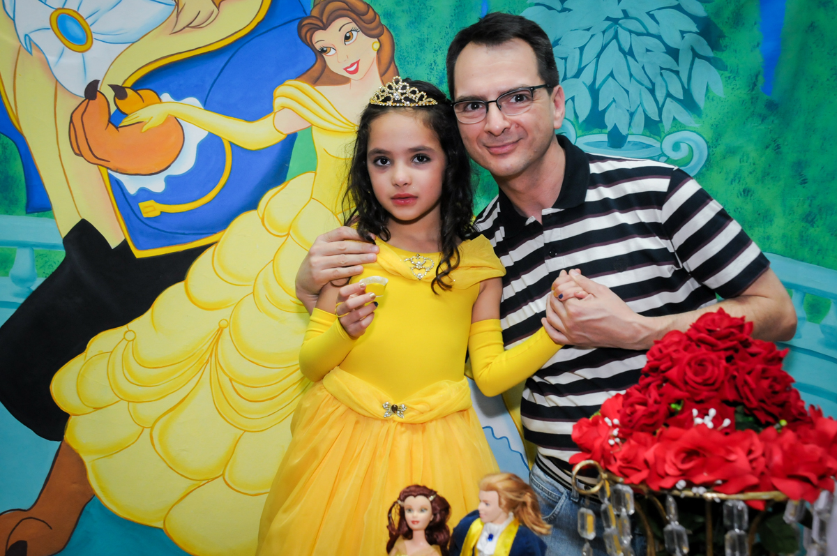 Foto-pai-e-filha-no-Estádio-morumbi,são-paulo-sp-festa-infantil-fotografia-de-ariadne-7-anos-tema-da-festa-a-bela-e-a-fera