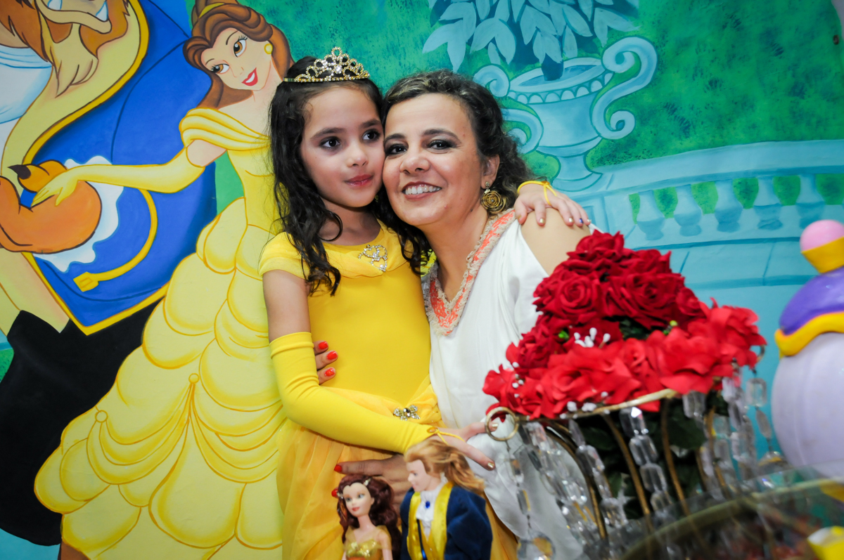 foto-mãe-e-filha-no-Estádio-morumbi,são-paulo-sp-festa-infantil-fotografia-de-ariadne-7-anos-tema-da-festa-a-bela-e-a-fera