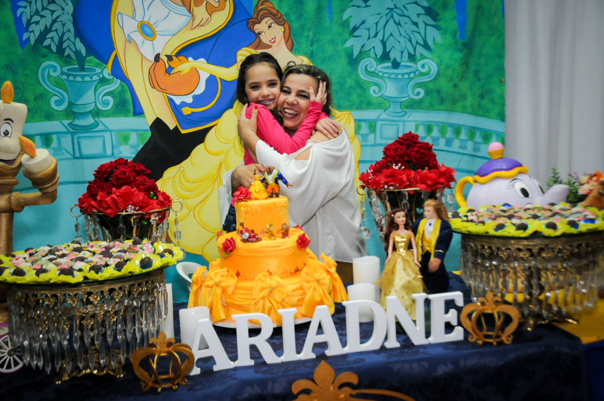 abraço-gostoso-no-Estádio-morumbi,são-paulo-sp-festa-infantil-fotografia-de-ariadne-7-anos-tema-da-festa-a-bela-e-a-fera