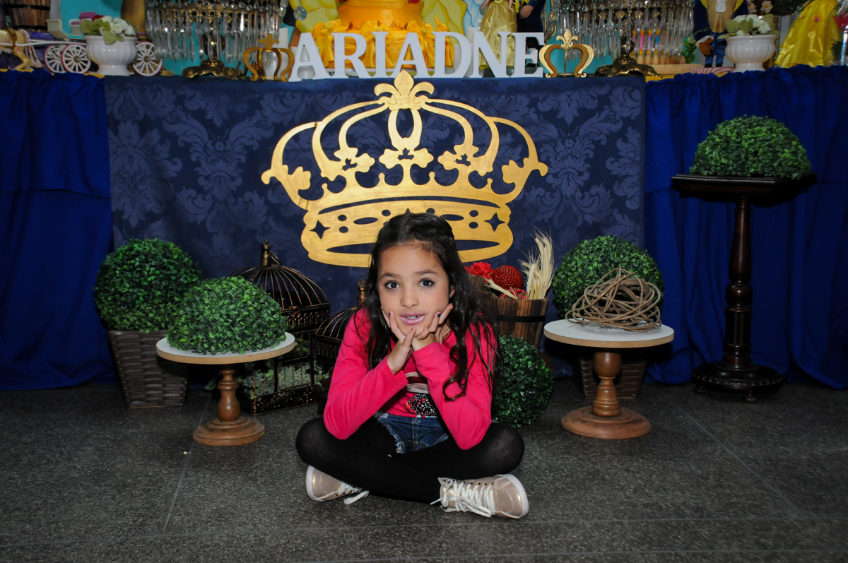 Fotografia-na-mesa-decorada-no-Estádio-morumbi,são-paulo-sp-festa-infantil-fotografia-de-ariadne-7-anos-tema-da-festa-a-bela-e-a-fera
