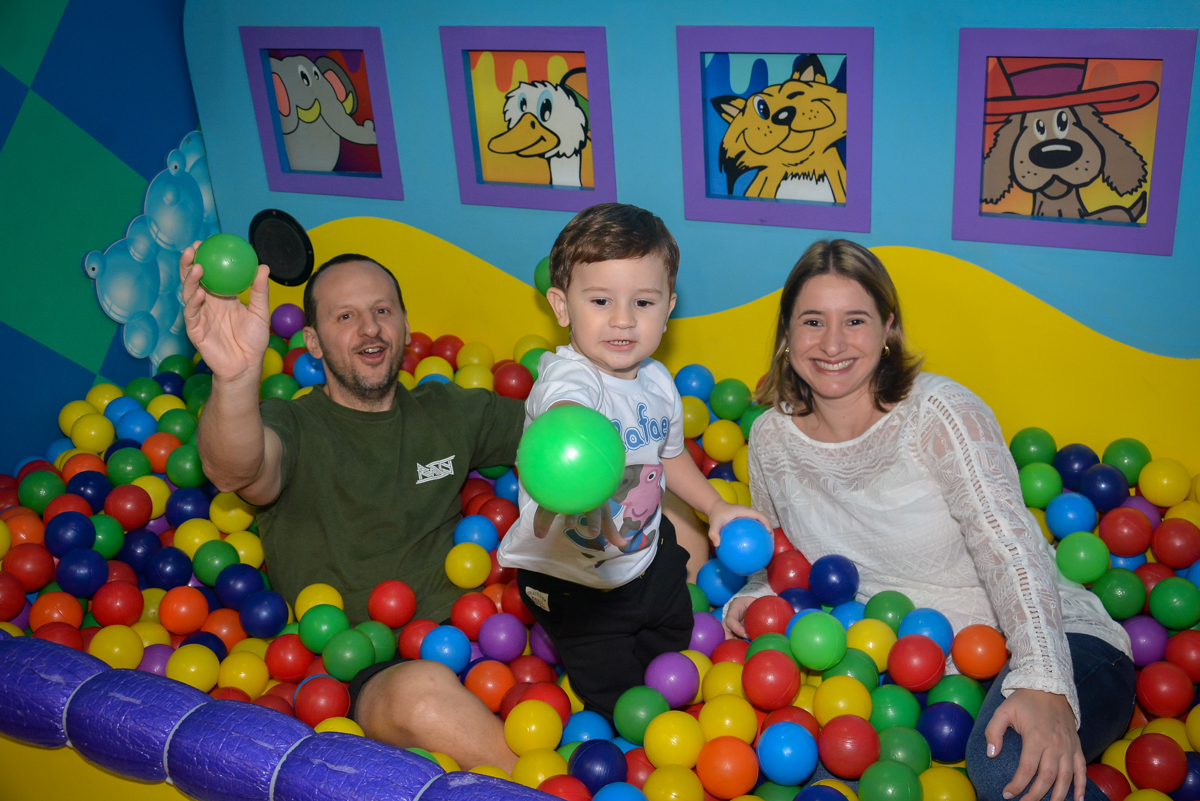 família-brinca-na-piscina-de-bolinha-no-buffet-magic-joy-moema-são-paulo-sp-festa-infantil-fotograia-infantil-festa-de-rafael-3-anos