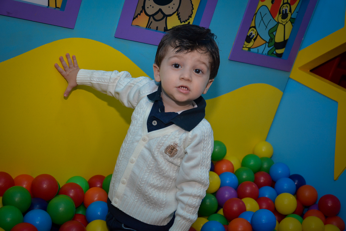 amigo-curte-a-piscina-de-bolinha-no-buffet-magic-joy-moema-são-paulo-sp-festa-infantil-fotograia-infantil-festa-de-rafael-3-anos
