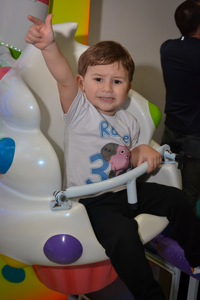as-crianças-gostam-do-carrossel-no-buffet-magic-joy-moema-são-paulo-sp-festa-infantil-fotograia-infantil-festa-de-rafael-3-anos