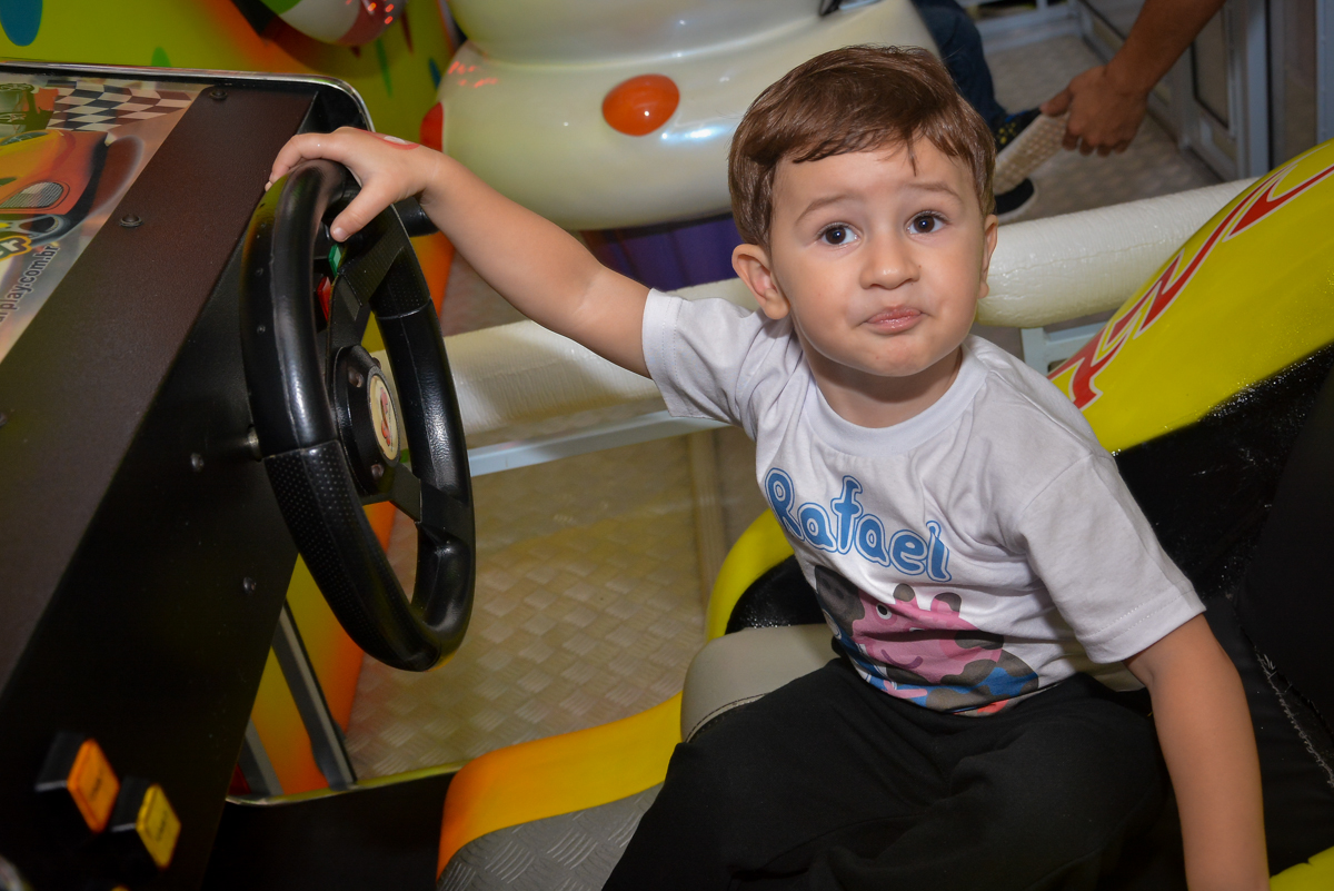 brincando-no-carrinho-de-corrida-no-buffet-magic-joy-moema-são-paulo-sp-festa-infantil-fotograia-infantil-festa-de-rafael-3-anos