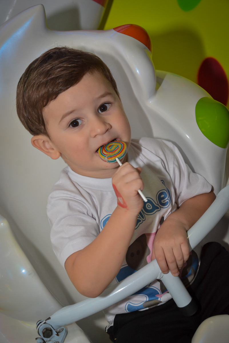 comendo-doce-da-festa-no-buffet-magic-joy-moema-são-paulo-sp-festa-infantil-fotograia-infantil-festa-de-rafael-3-anos