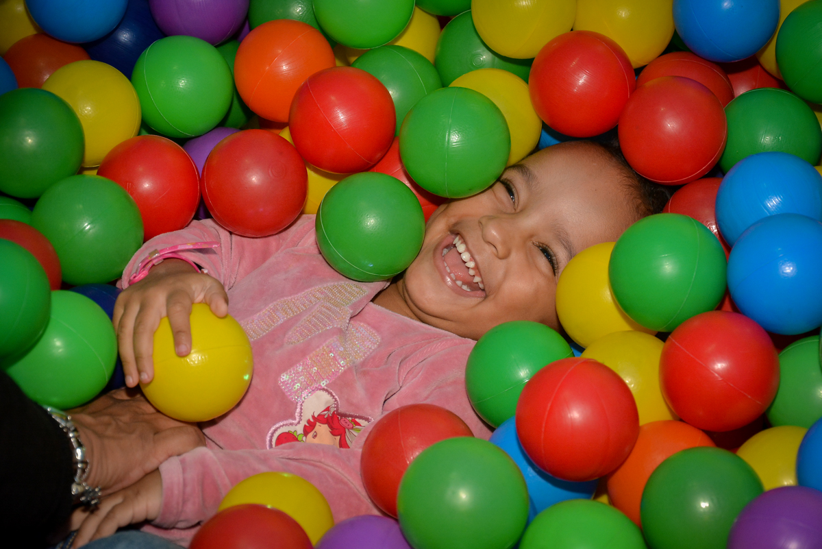 piscina-de-bolinha-da-hora-no-buffet-magic-joy-moema-são-paulo-sp-festa-infantil-fotograia-infantil-festa-de-rafael-3-anos