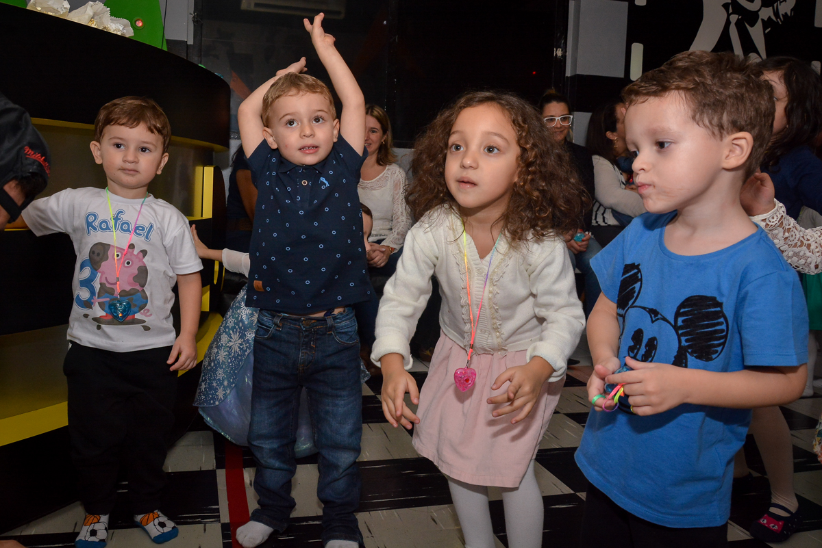 curtindo-a-balada-no-buffet-magic-joy-moema-são-paulo-sp-festa-infantil-fotograia-infantil-festa-de-rafael-3-anos