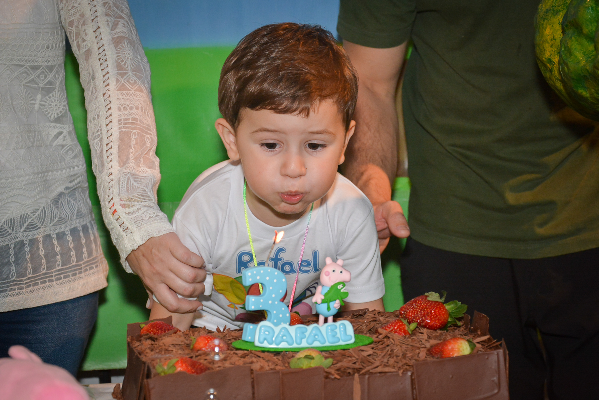 assoprando-a-vela-do-bolo-no-buffet-magic-joy-moema-são-paulo-sp-festa-infantil-fotograia-infantil-festa-de-rafael-3-anos