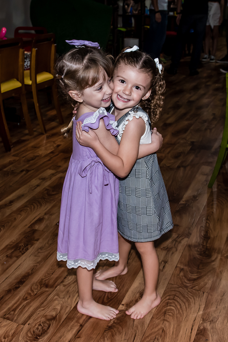 carinho das amigas se abraçando