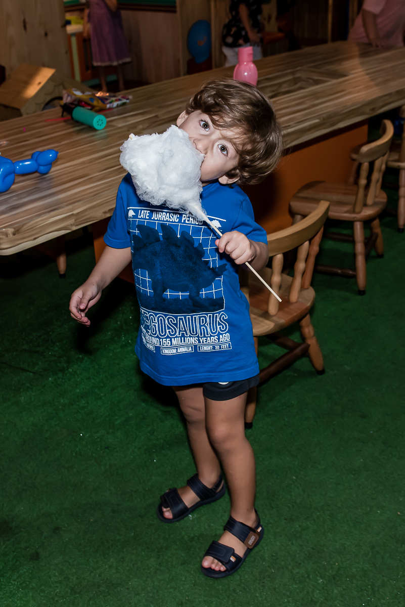 o convidado também degusta o algodão doce