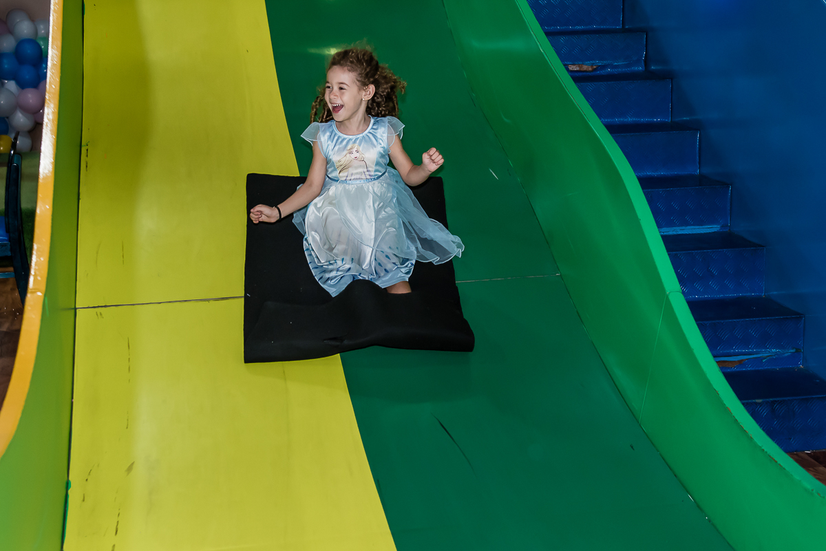 descida no escorregador e adrenalina lá em cima