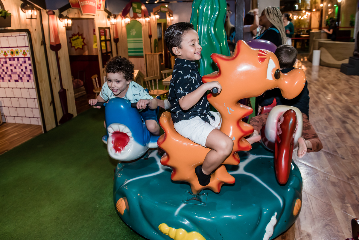 os pequenos adoram o brinquedo carrossel