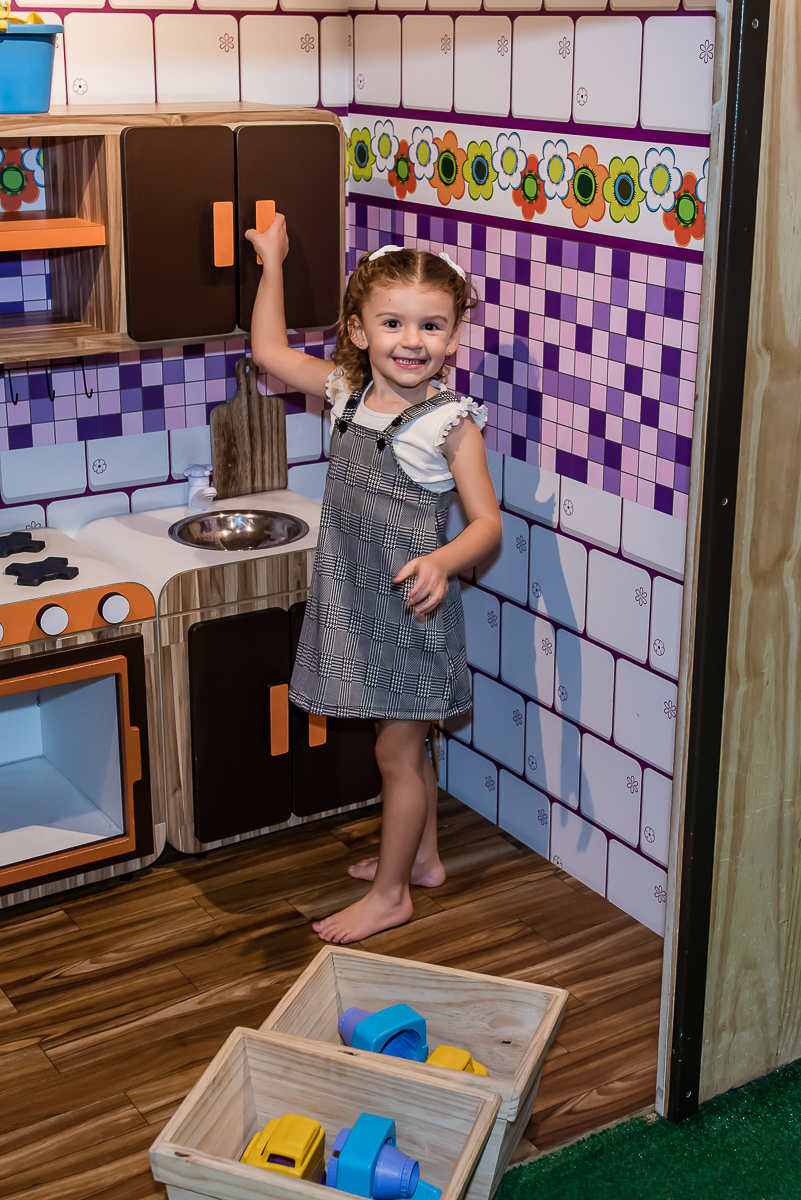 a pequena cozinheira aproveita a mini cozinha do buffet
