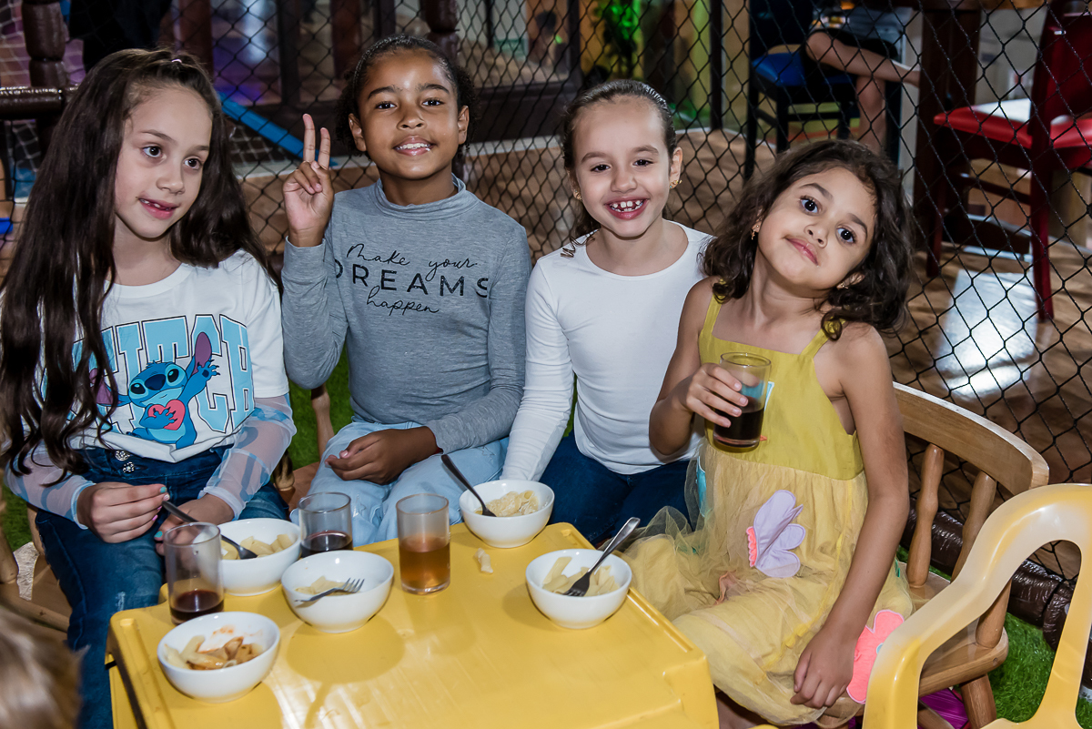 hora tão esperada o lanchinho da criançada chegou