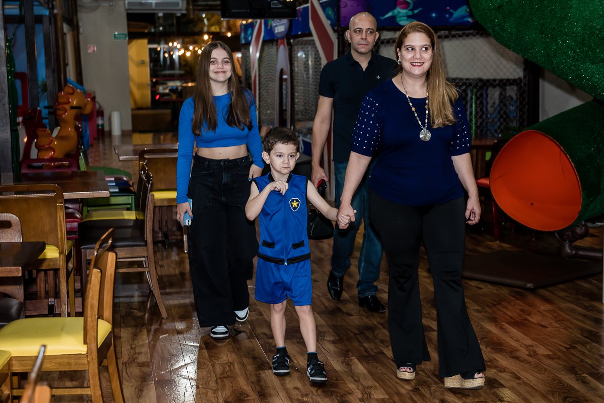 entrada do aniversariante e sua famílias