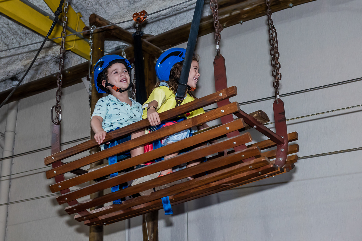 mais crianças se divertem na tirolesa