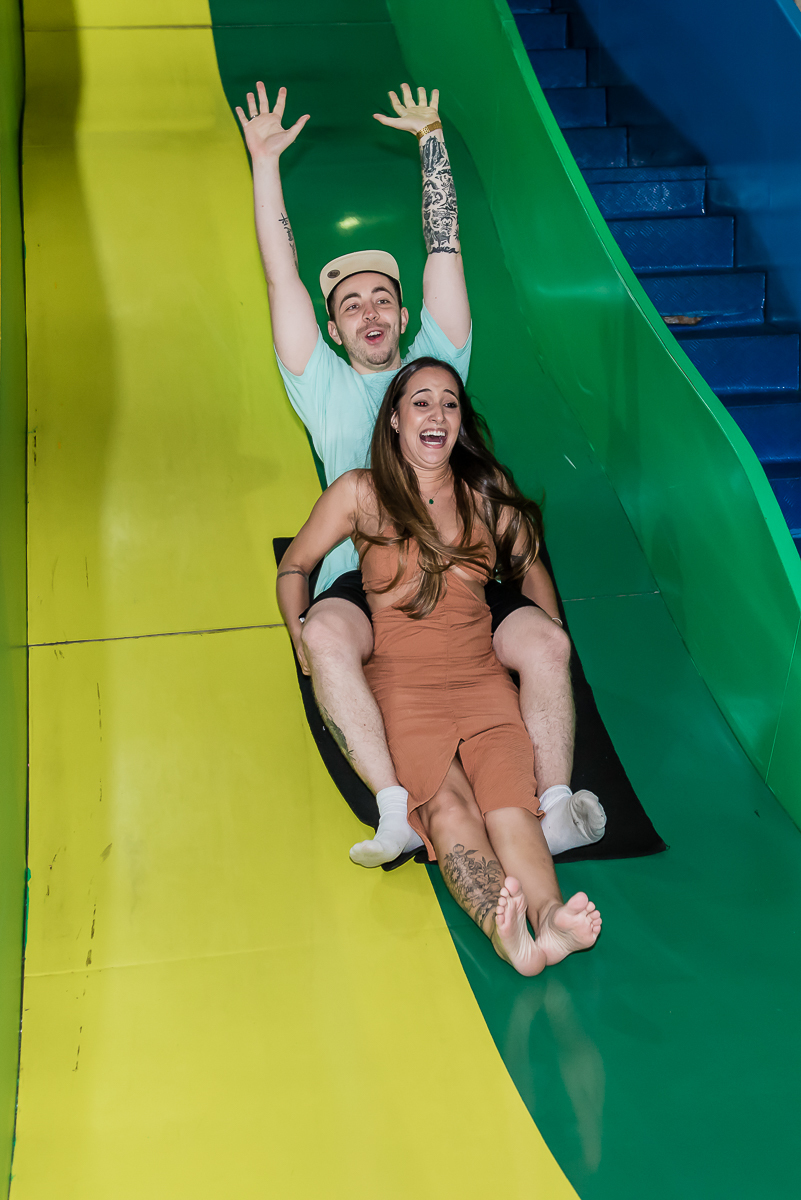 os adultos também aproveitam pra escorregar no tobogã