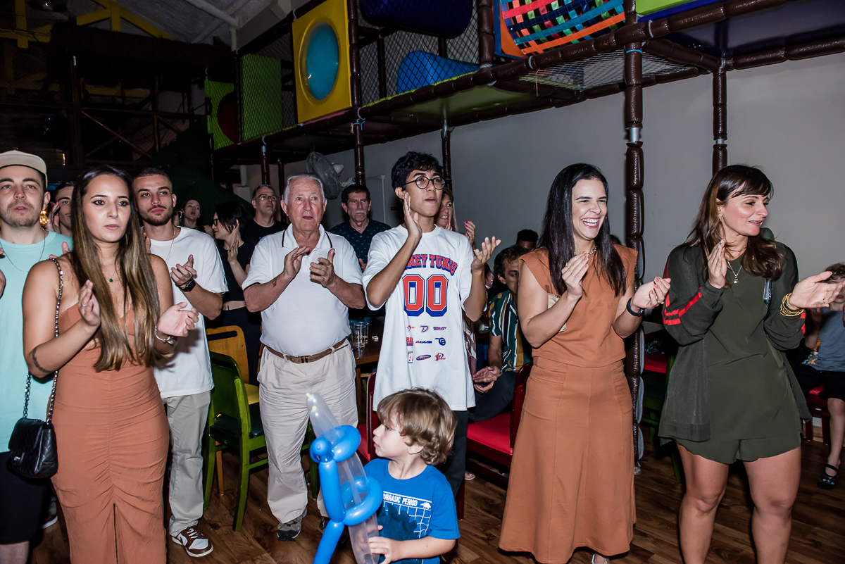 os convidados cantam um parabéns animado para lucca