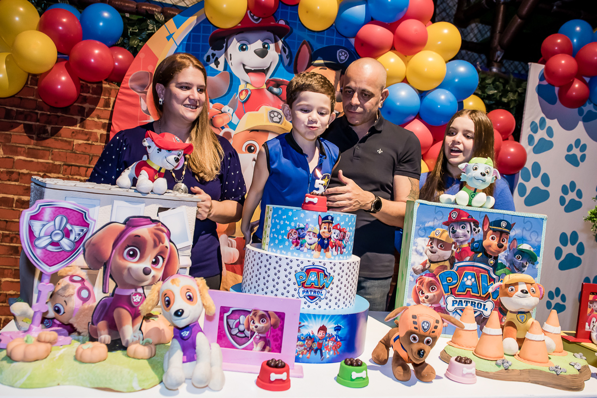 soprando a vela do bolo