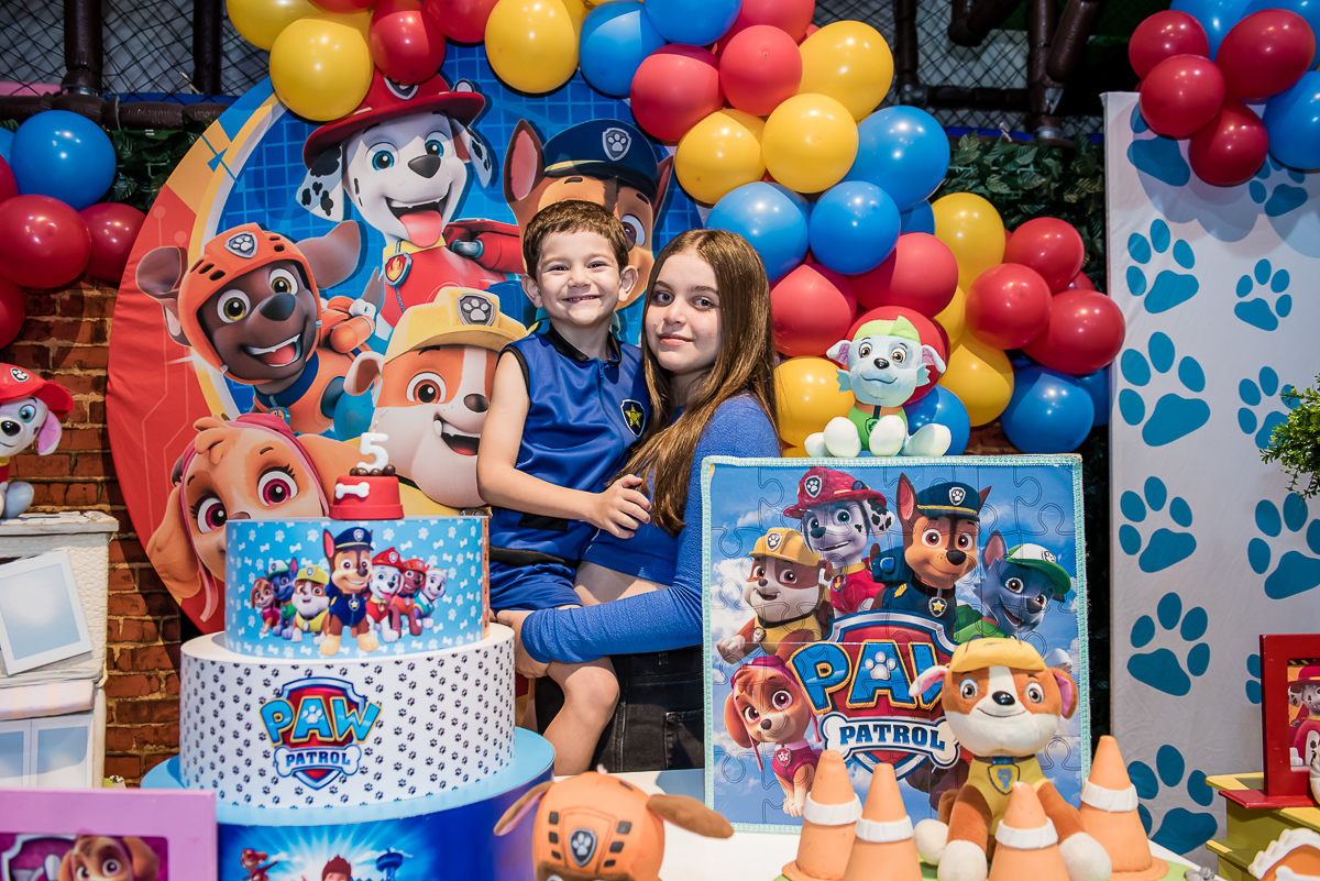 foto de lucca com sua irmã gabriela na mesa decorada