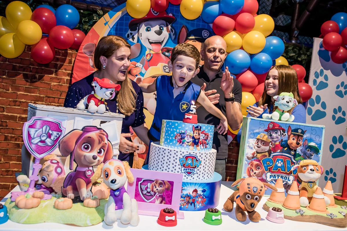 todos esperam pelo bolo de aniversario que parece delicioso