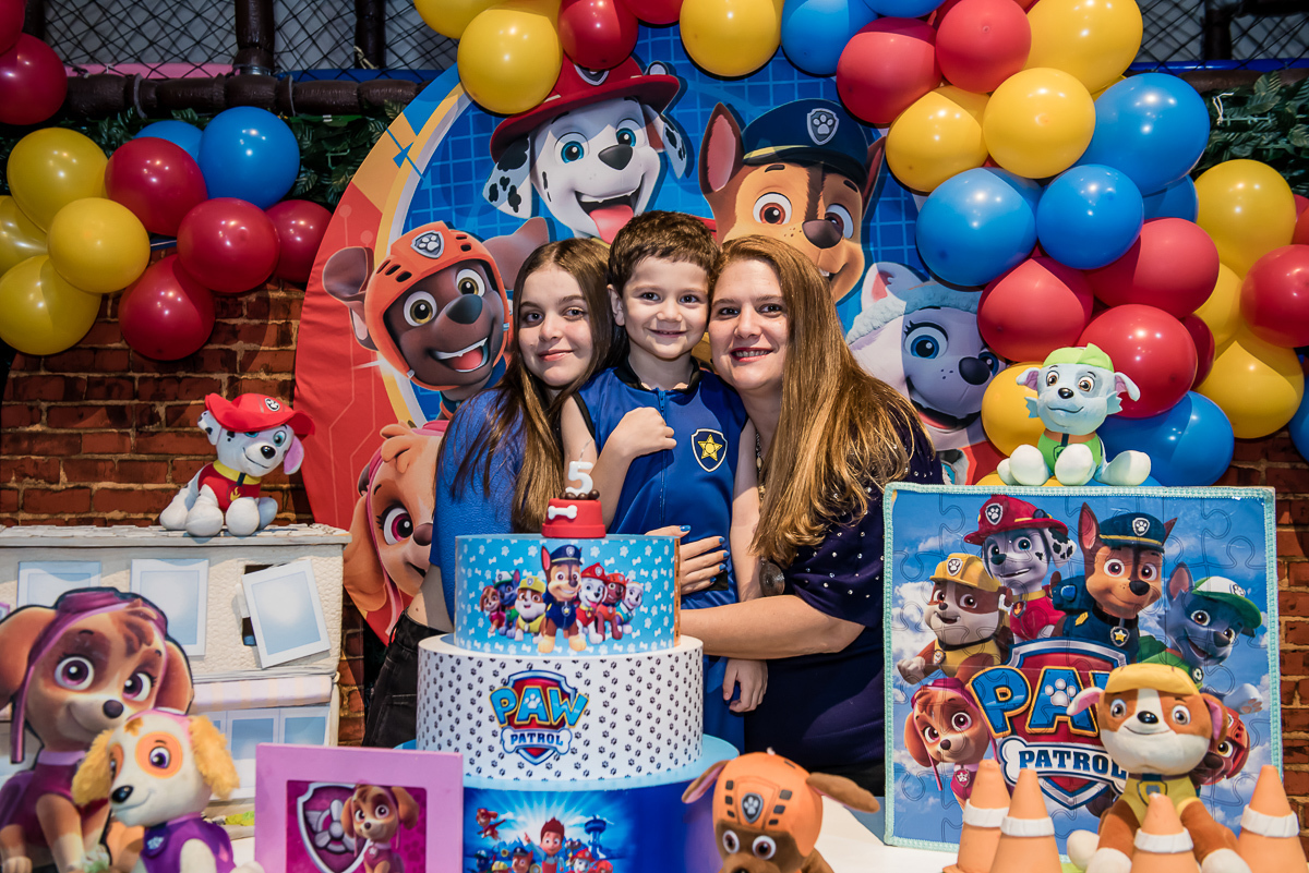 os irmãos fazem foto com a mamãe