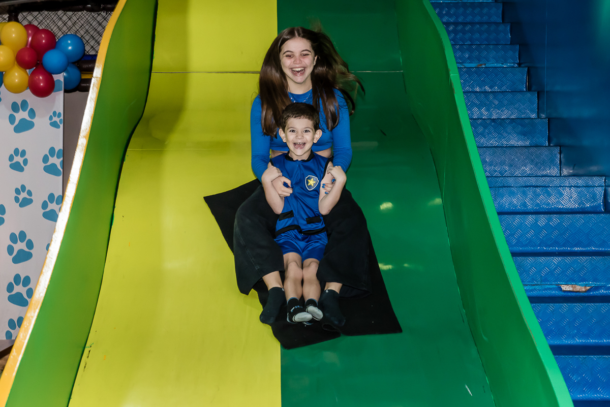 que delicia descendo no tobogã e aproveitando muito os brinquedos do buffet