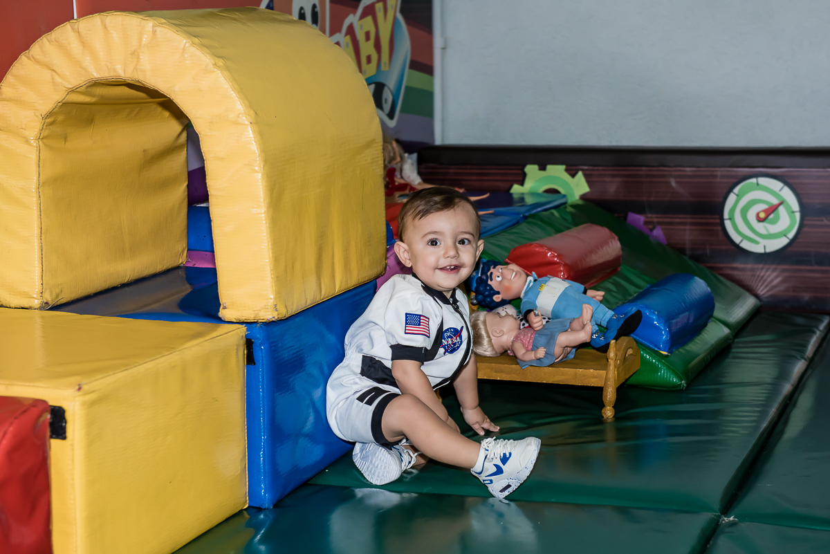 ravi brinca muito na área baby do buffet