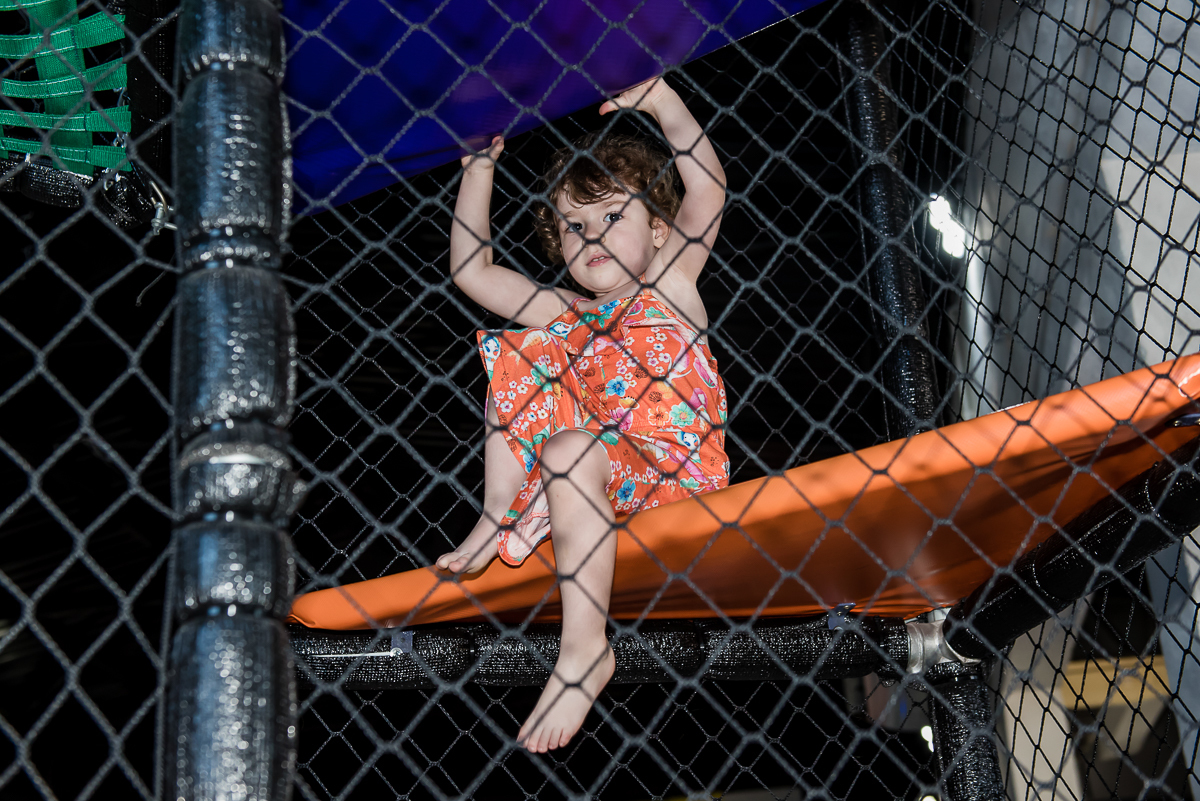 a amiguinha de ravi esta feliz brincando no tobogã