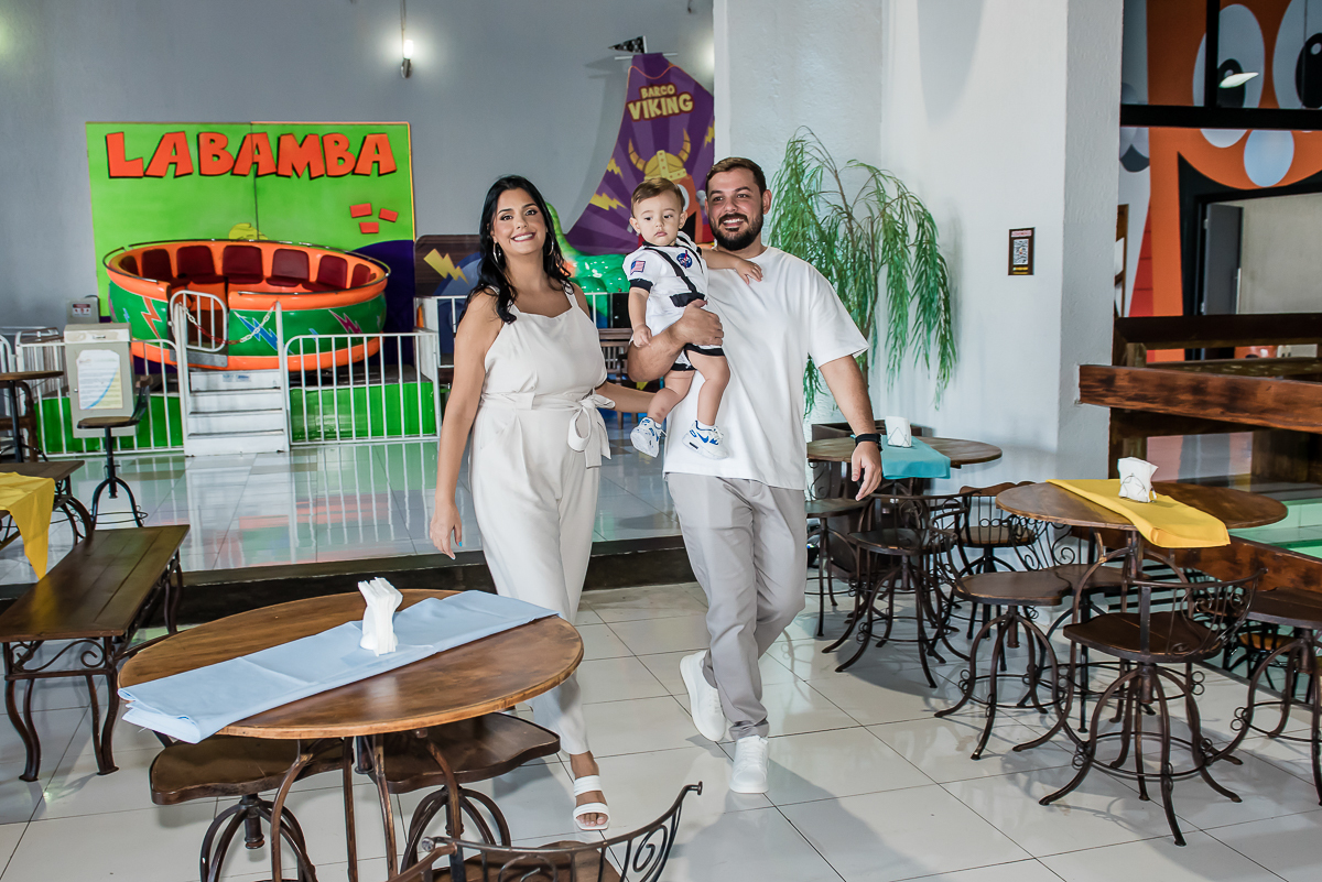 a familia feliz para fazer as fotos na mesa decorada