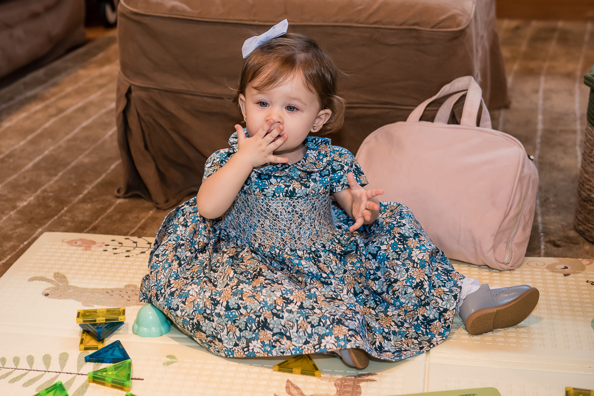 essa menina é muito simpática joga beijos para todos