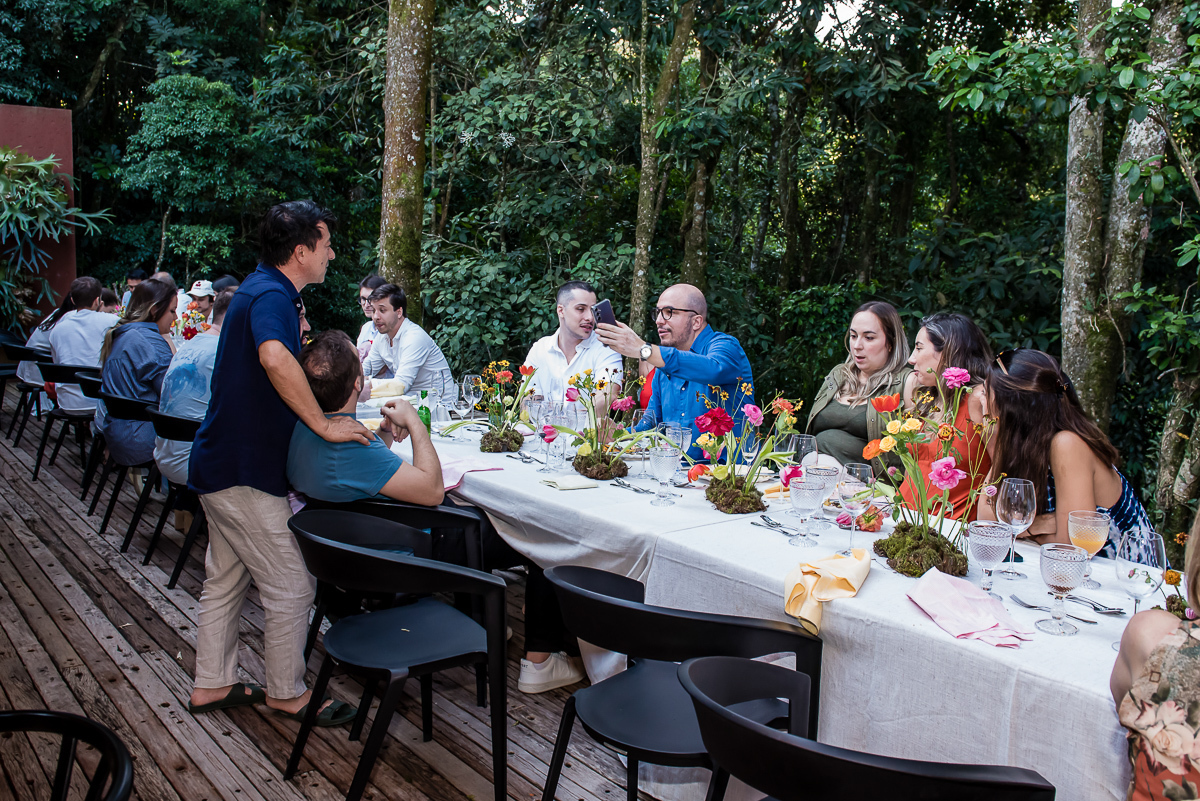 os convidados degustam as delicias da festa