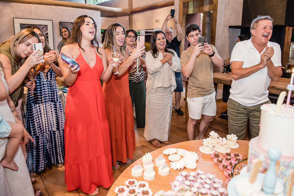 os convidados cantam um parabéns muito animado para a princesinha