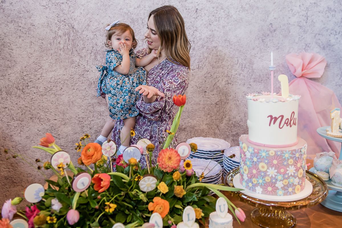 malu se estás muito feliz sendo paparicada pela mamãe