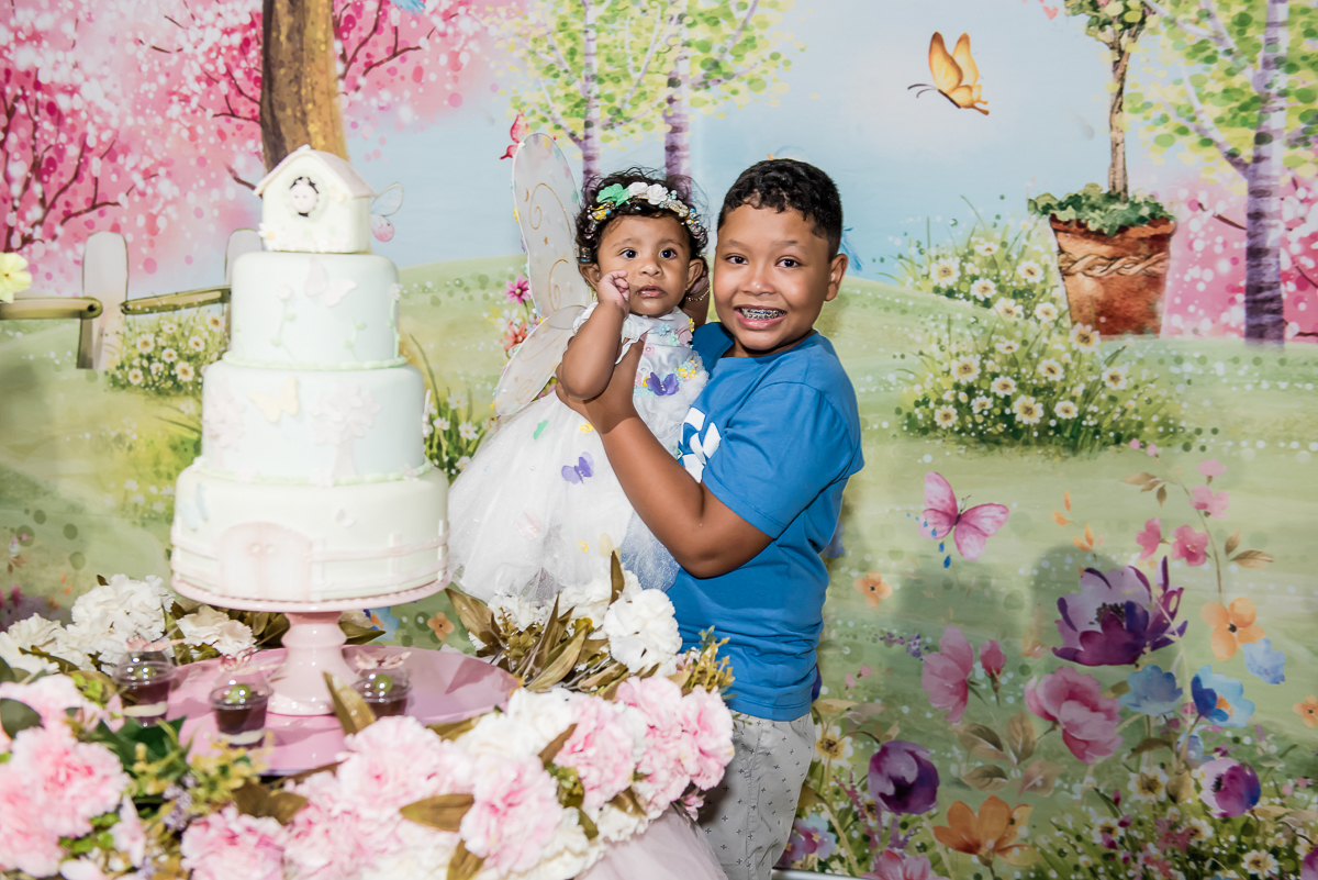 o irmão todo orgulhoso com a irmazinha no colo