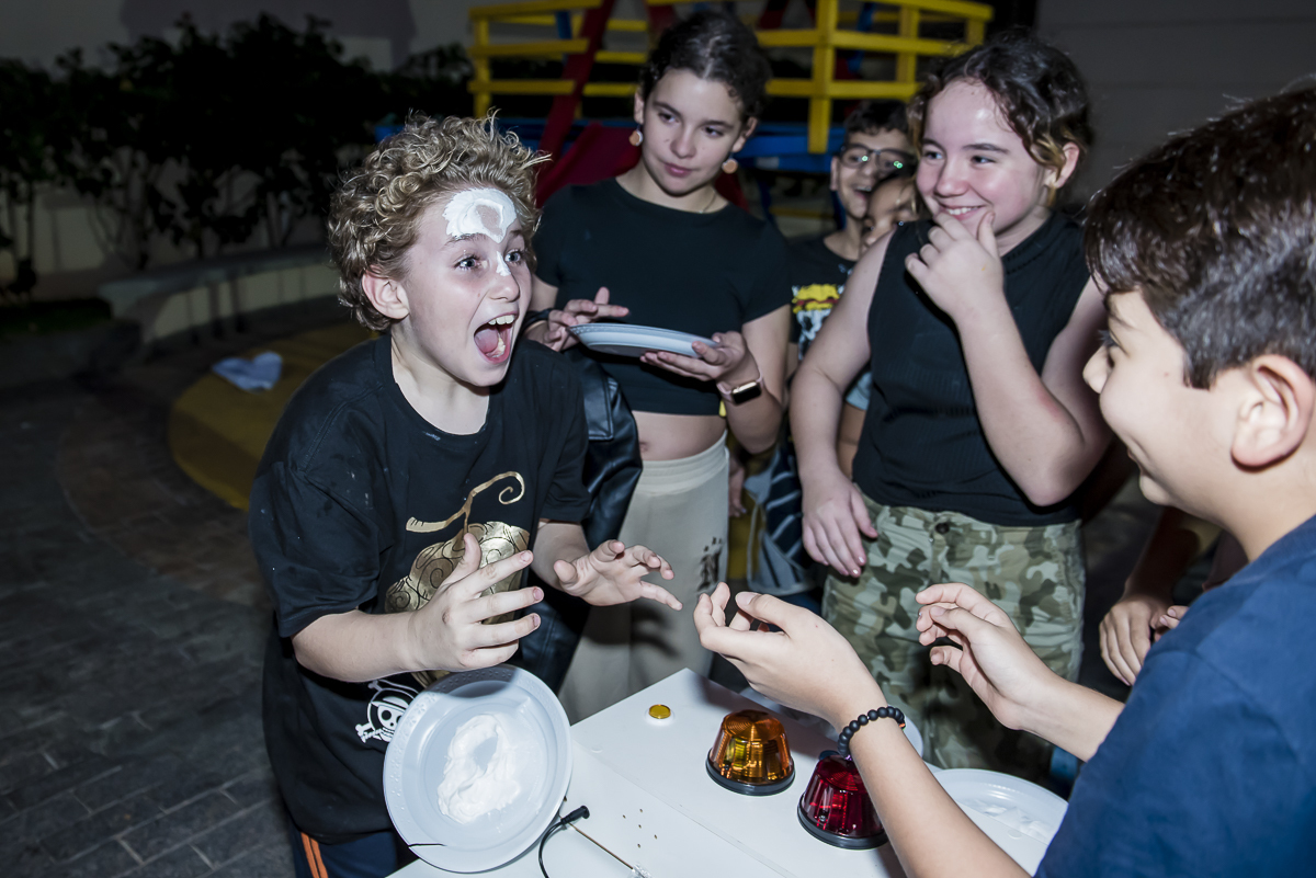 a torta na cara deixou o amigo de gabriel com o rosto todo lambuzado