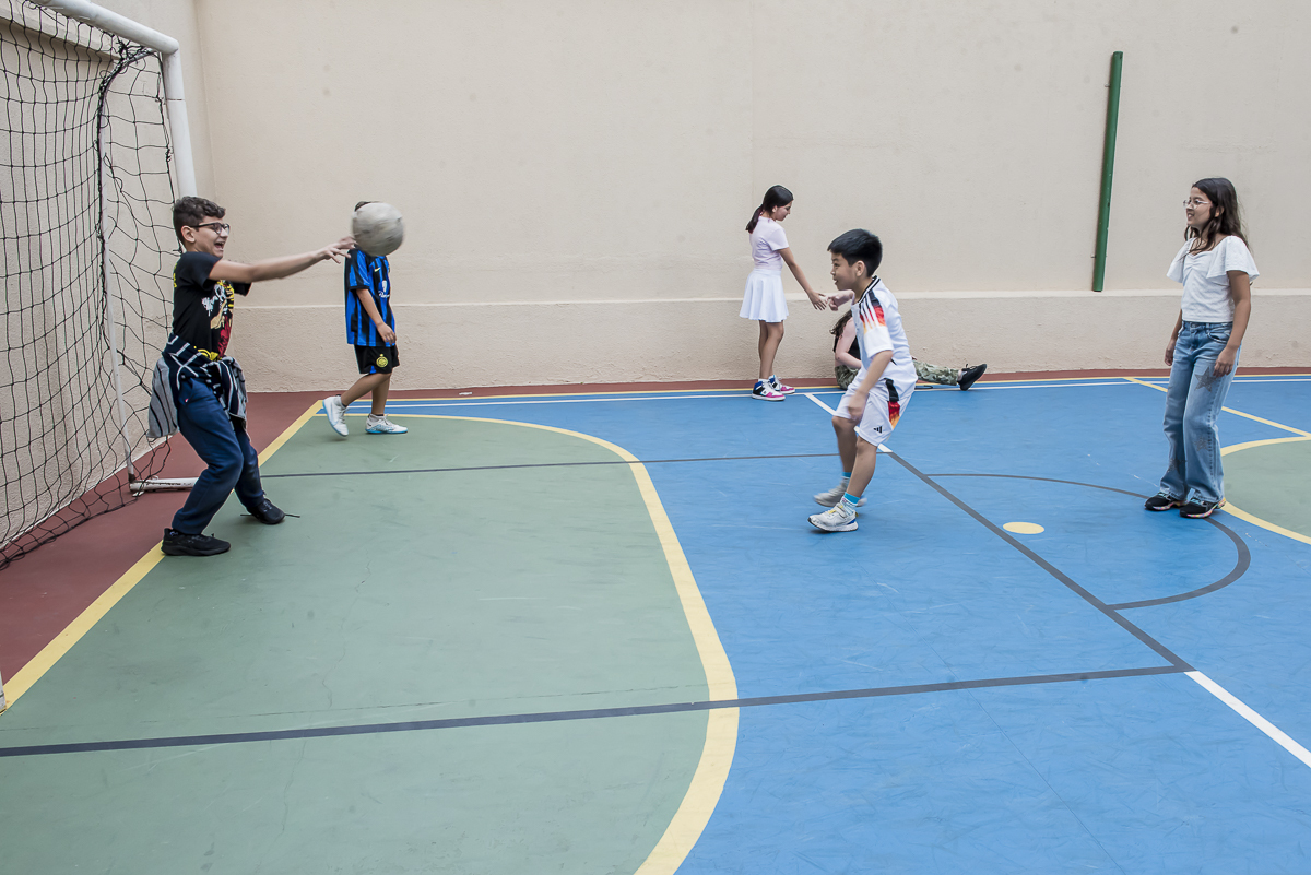 o jogo de futebol segue com muitos gols