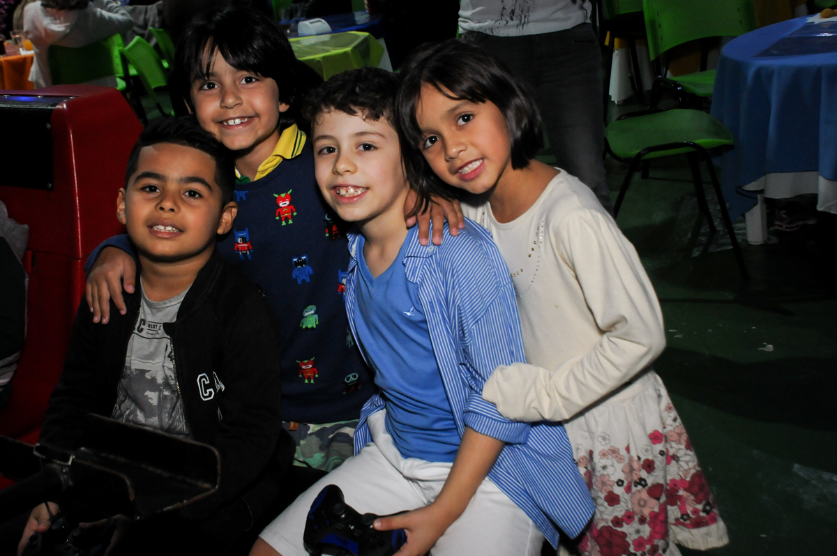 amigos felizes na foto no buffet balaktoon, sao paulo, sp