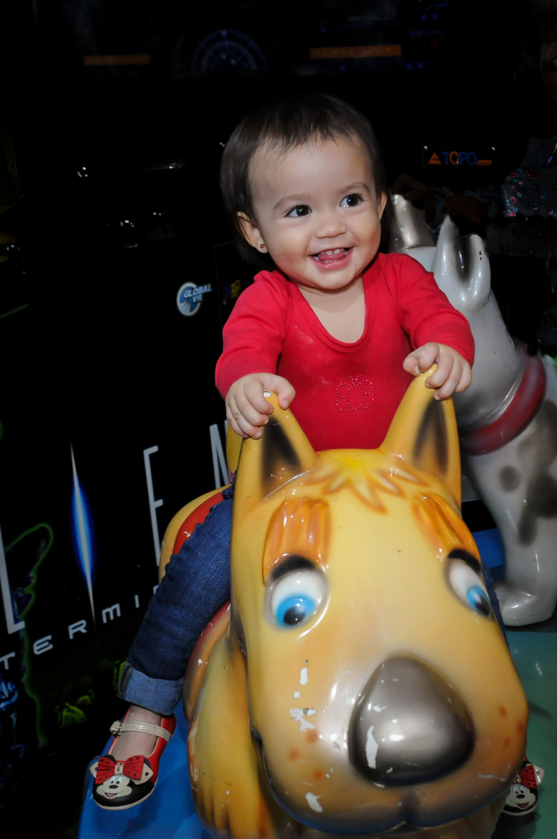 brincando no carrossel no buffet balaktoon, sao paulo, sp