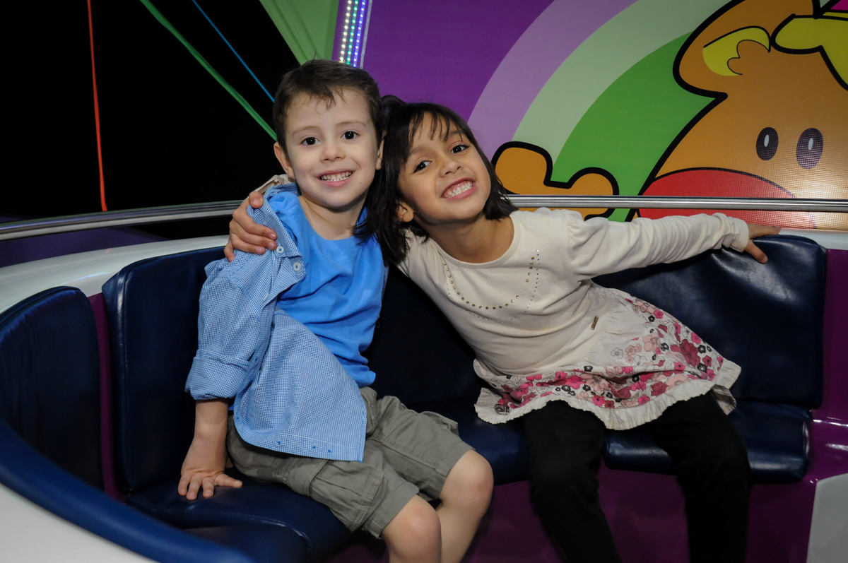 irmao do aniversariante com a amiga no buffet balaktoon, sao paulo, sp