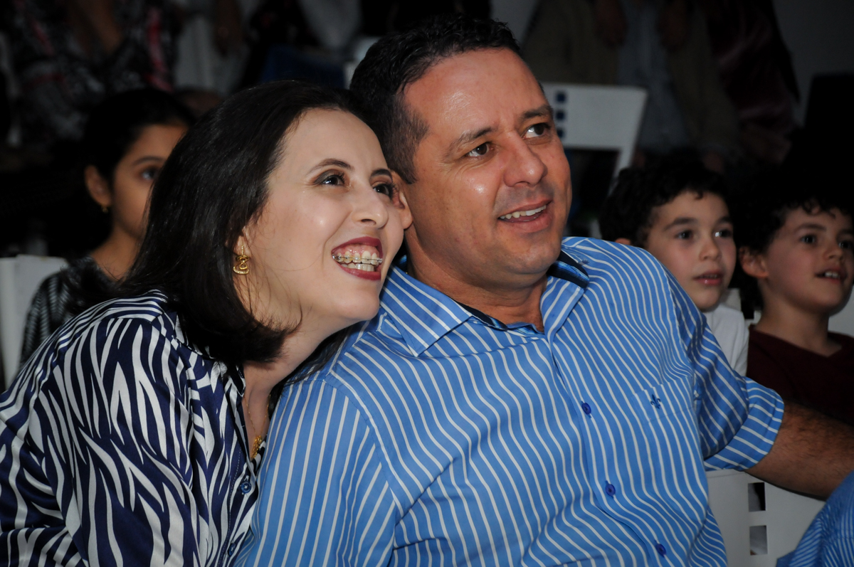 pais emocionados ao assistir a retrospectiva no buffet balaktoon, sao paulo, sp