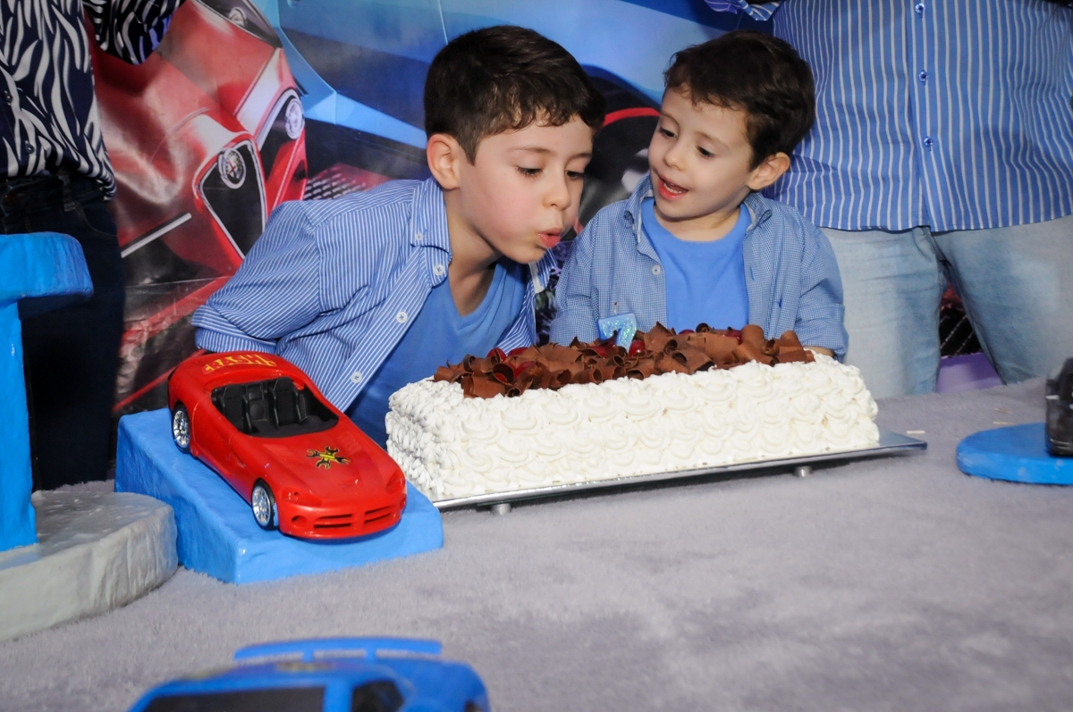 assoprando a vela do bolo no buffet balaktoon, sao paulo, sp
