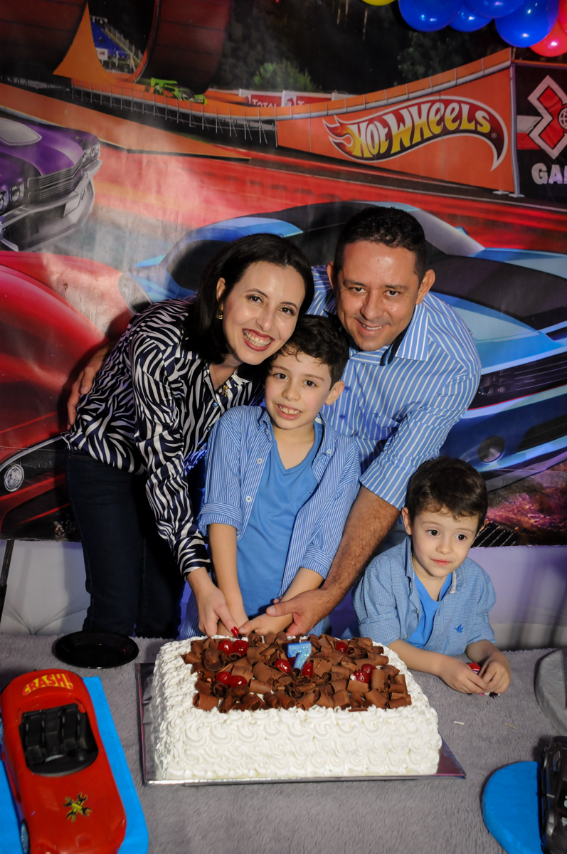 cortando o primeiro pedaço de bolo no buffet balaktoon, sao paulo, sp