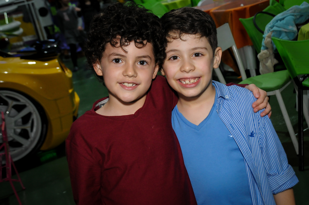 amigo querido faz a foto com o aniversariante no buffet balaktoon, sao paulo, sp