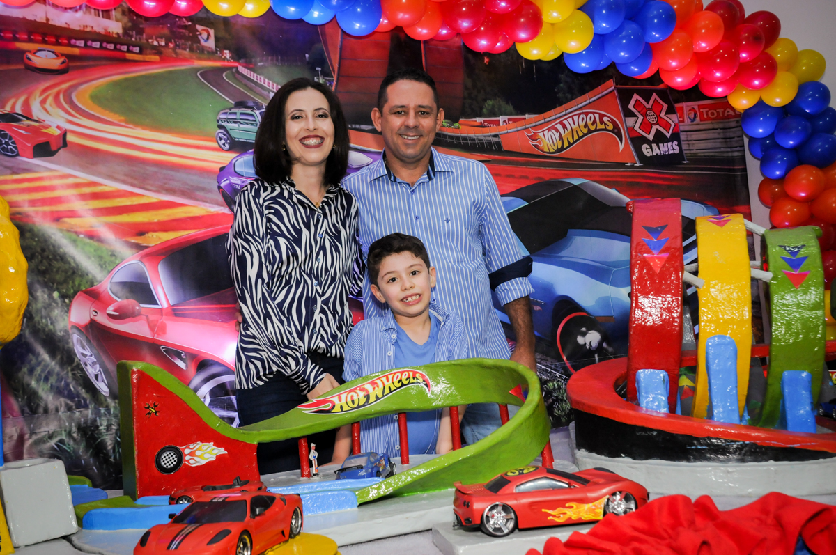 fotografia da familia na mesa deorada hot wheels