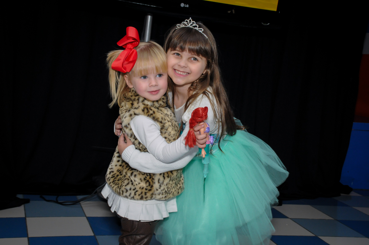 recebendo a amiguinha em sua festa no buffet comics,são paulo,sp