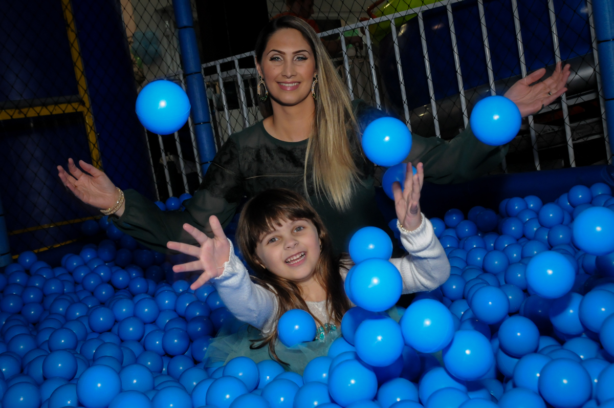 mãe e filha na piscina de bolinha no buffet comics,são paulo,sp