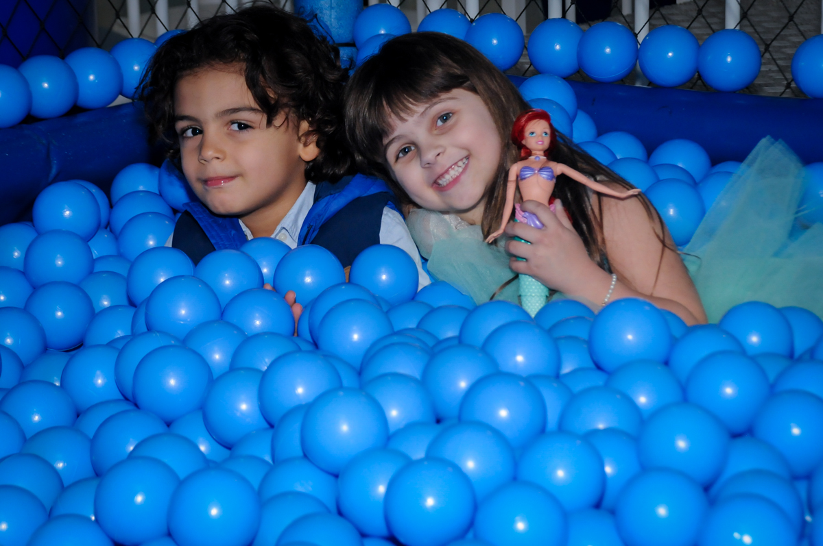 curtindo com o amiguinho na piscina de bolinha no buffet comics,são paulo,sp
