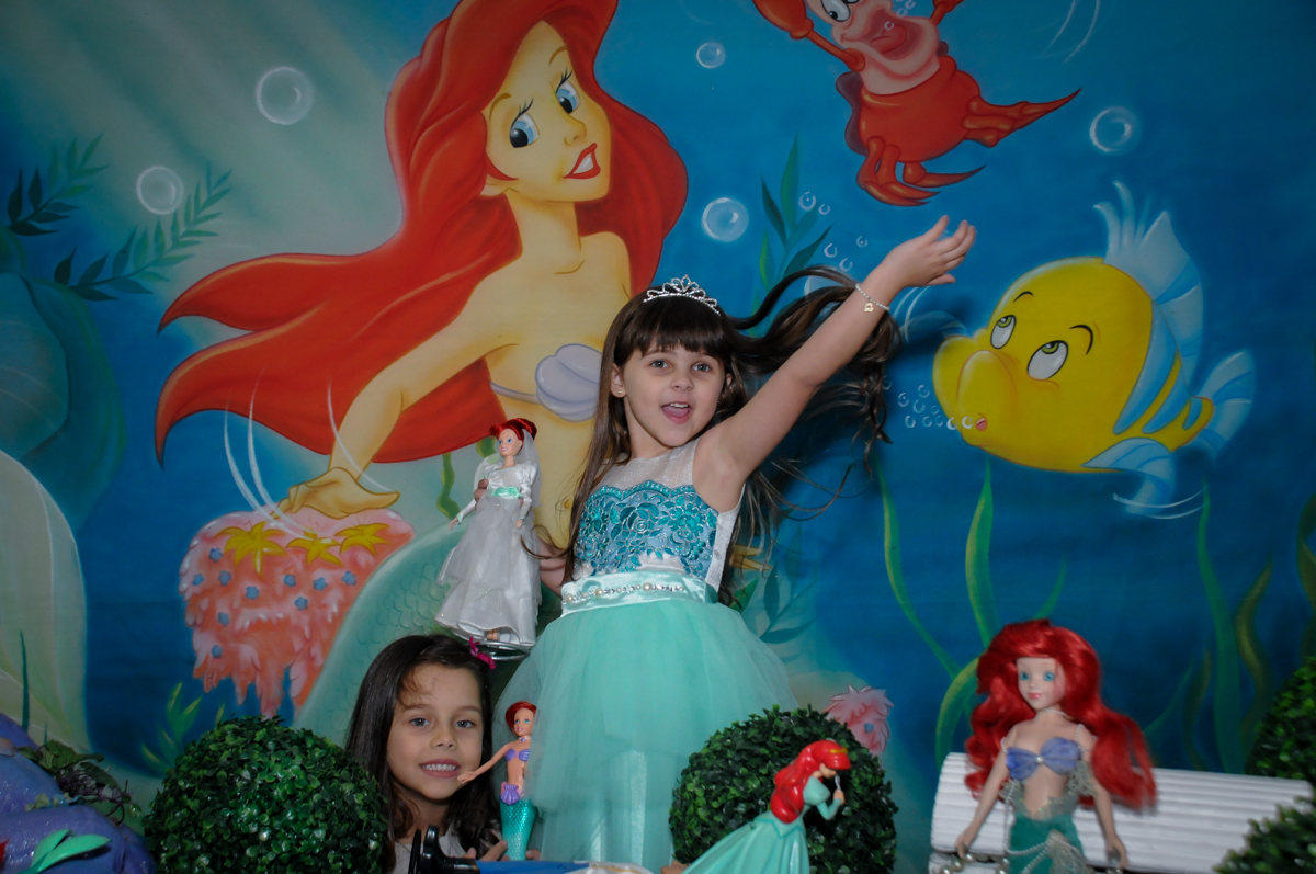 alegria com a amiga na mesa decorada no buffet comics,são paulo,sp